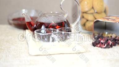 早餐<strong>红茶</strong>酿造工艺/餐桌，茶壶中<strong>红茶</strong>。 茶叶、木槿和两个玻璃杯